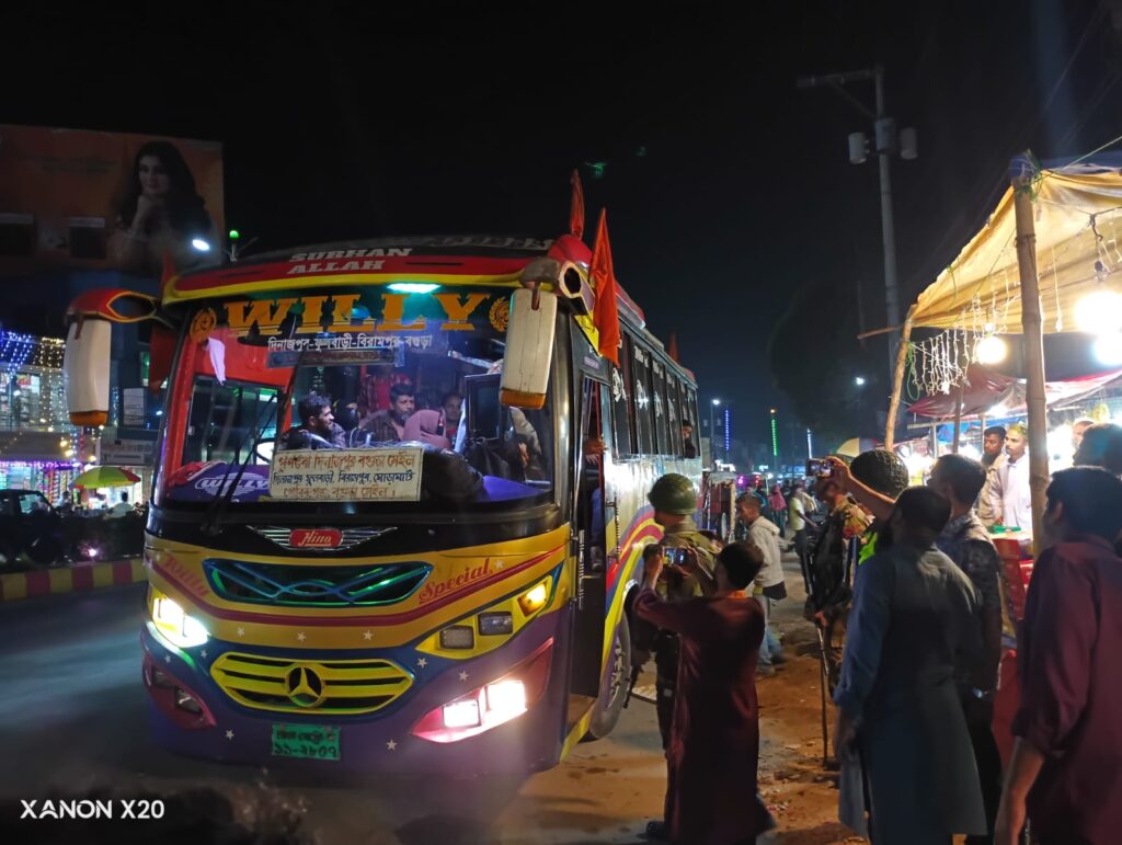 ঈদযাত্রা নিরাপদ ও শান্তিপূর্ণ পরিবেশ নিশ্চিতে বিরামপুরে সেনাবাহিনীর টহল জোরদার ‎