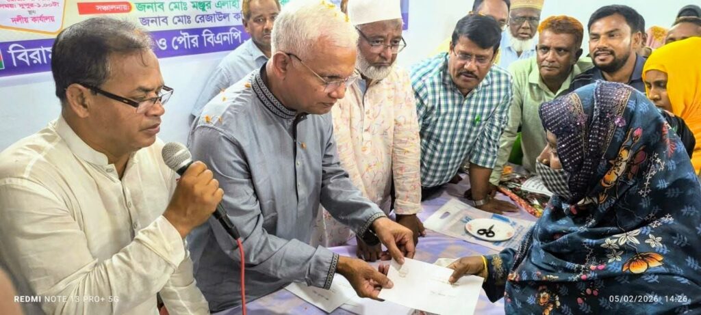 কুমিল্লার দাউদকান্দি ট্রাক দুর্ঘটনায় নিহতদের পরিবারে প্রধানমন্ত্রীর অনুদান চেক বিতরণ করলেন- সমাজকল্যাণ মন্ত্রী