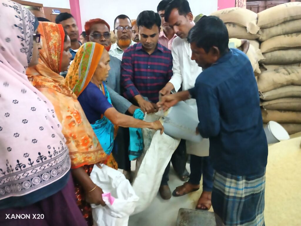 ঈদুল আযহা উপলক্ষে দিওড় ইউনিয়নে অসহায় মানুষের মাঝে চাল বিতরণ