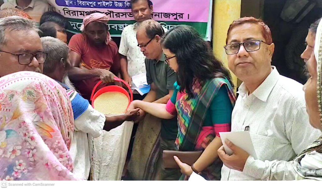 বিরামপুরে ঈদ উপহার হিসেবে দরিদ্রদের মাঝে ভিজিএফ চাল বিতরণ