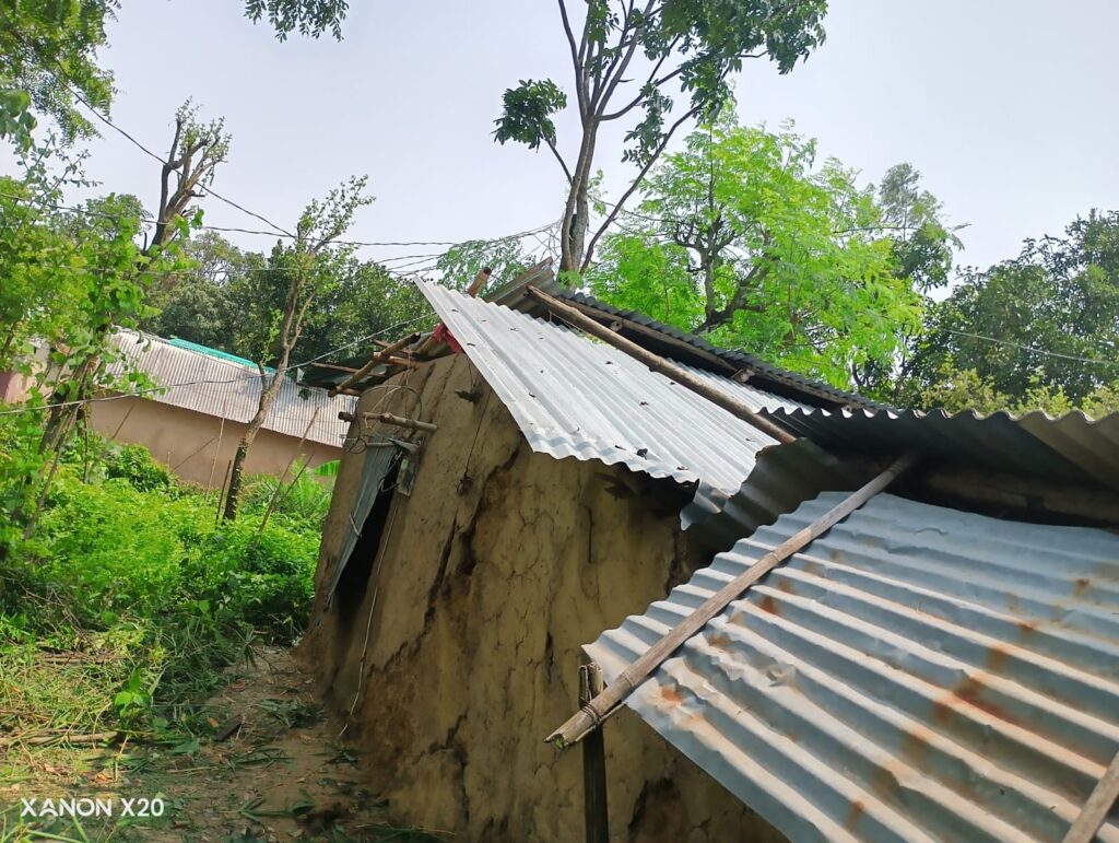 বিরামপুরে ভয়াবহ ঘূর্ণিঝড়ে লণ্ডভণ্ড গ্রামাঞ্চল শতাধিক পরিবারের ঘরবাড়ি ক্ষতিগ্রস্ত, খোলা আকাশের নিচে মানবেতর জীবন