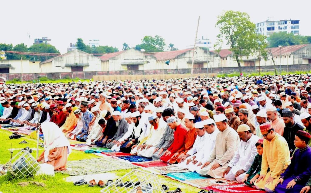 দিনাজপুরে দেশের অন্যতম বৃহৎ ঈদুল আজহার জামাত অনুষ্ঠিত  গোর-এ-শহীদ ঈদগাহে লাখো মুসল্লির সমাগম, তাকবিরে মুখরিত উত্তরবঙ্গ