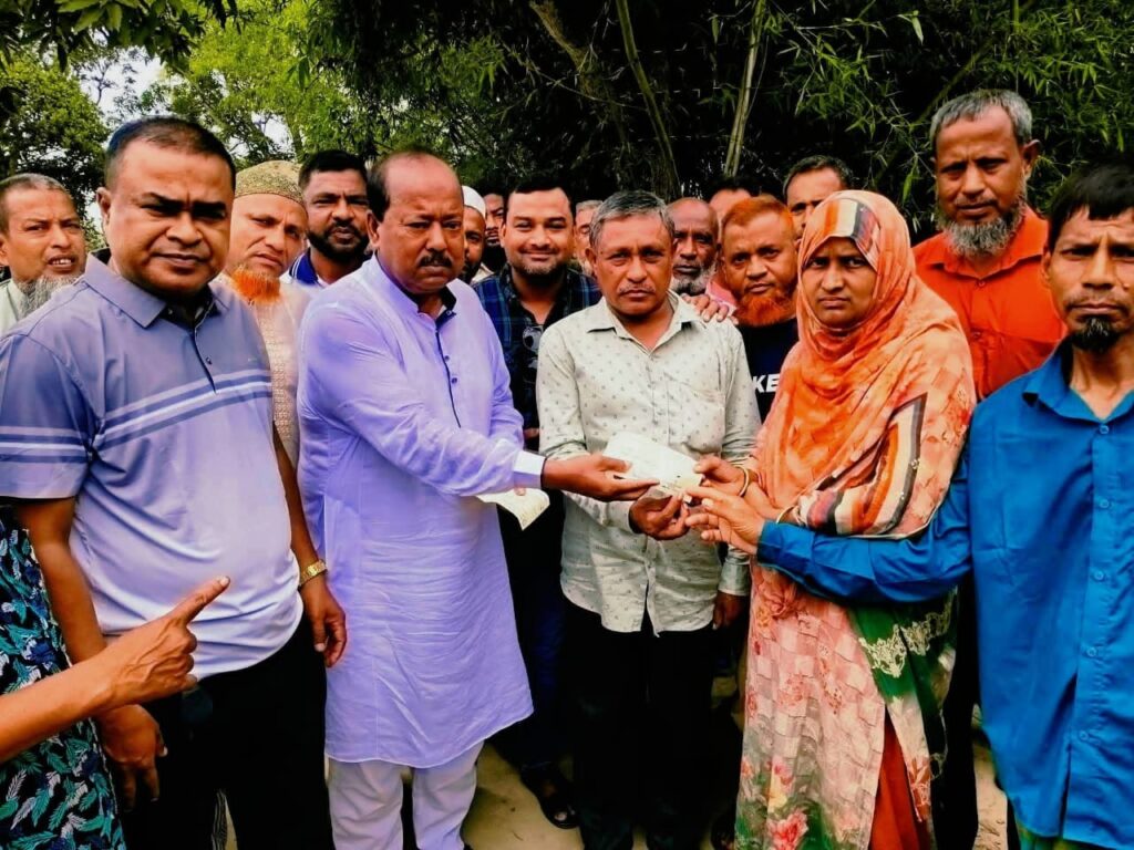 অগ্নিকাণ্ডে সর্বস্ব হারানো তিন পরিবারের পাশে জেলা পরিষদ এক লাখ টাকার আর্থিক সহায়তা প্রদান
