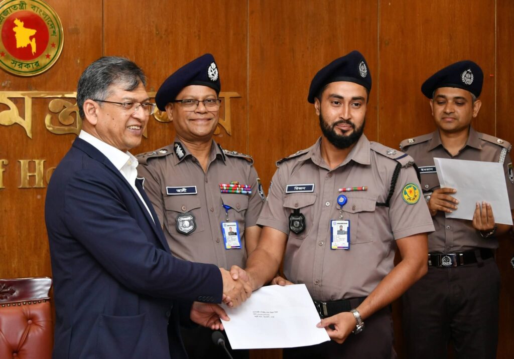 প্রশংসনীয় অবদান ও কৃতিত্বের স্বীকৃতিস্বরূপ ১৫ পুলিশ সদস্যকে পুরস্কৃত