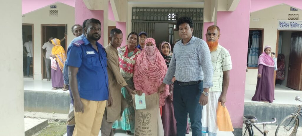 বিরামপুর উপজেলার ৩নং খানপুর ইউনিয়নে ভিডাব্লিউবি কর্মসূচির চাল বিতরণ উদ্বোধন