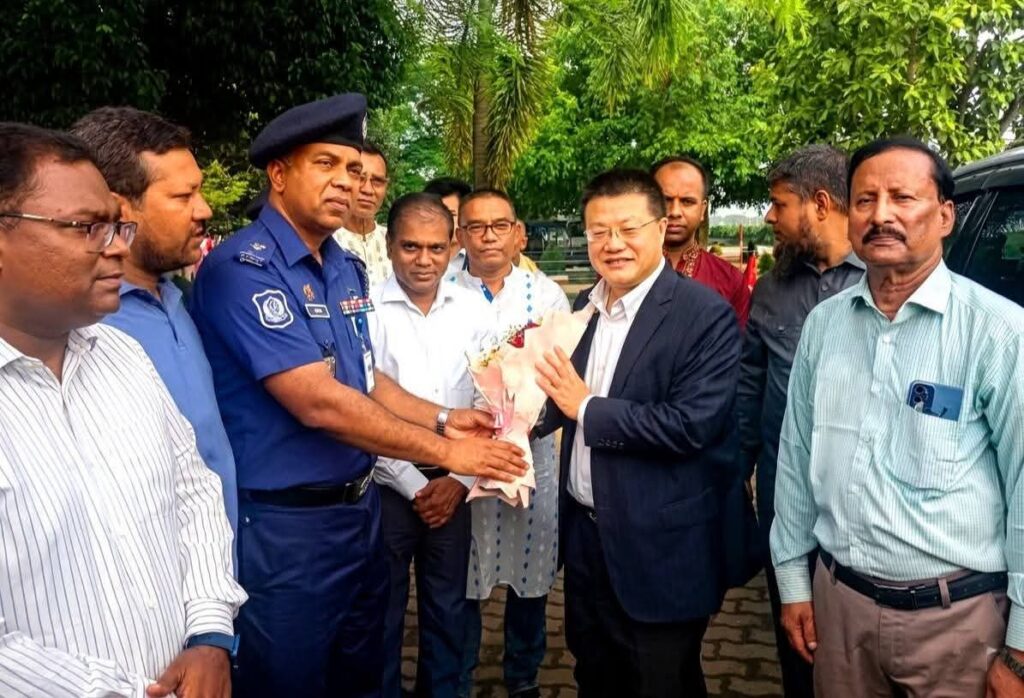 বাংলাদেশে নিযুক্ত চীনের রাষ্ট্রদূত মহোদয়ের কান্তজীউ মন্দির পরিদর্শন”