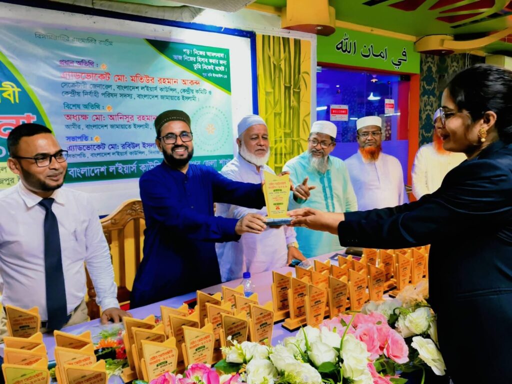 দিনাজপুরে নবীন আইনজীবীদের সংবর্ধনা ও মতবিনিময় সভা  ন্যায়বিচার প্রতিষ্ঠায় দক্ষ, মানবিক ও দায়িত্বশীল আইনজীবী হওয়ার আহ্বান