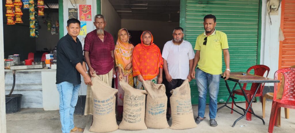 বিরামপুরে অসহায় মানুষের পাশে বিএনপি নেতা রেজাউল করিম রেজু: দৃষ্টি ও মানসিক প্রতিবন্ধীসহ পরিবারের মাঝে ‘জিআর চাল’ বিতরণ