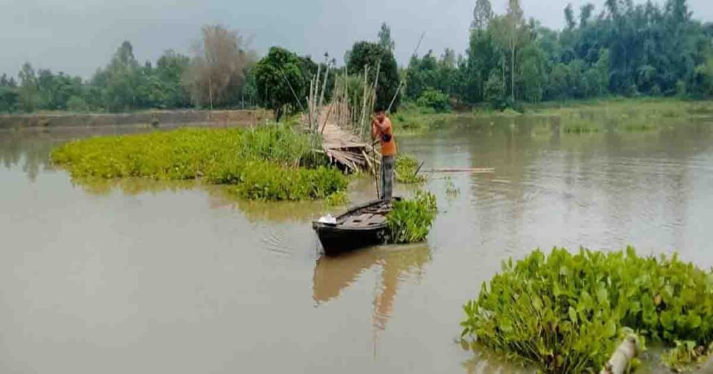 ‎পানির স্রোতে ভেসে গেল আশুড়ার বিলের সাঁকো খানপুর ইউনিয়নের ১৫টি গ্রামের মানুষের চরম দুর্ভোগ