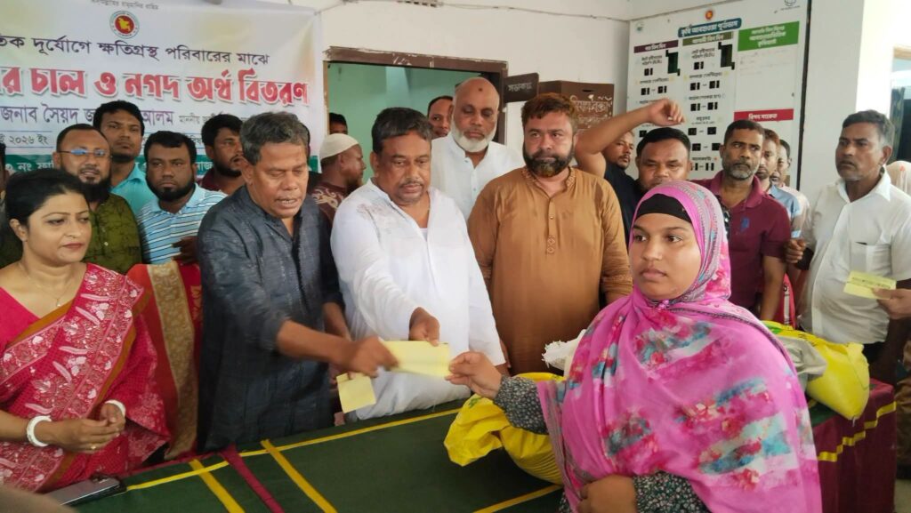 দিনাজপুরে দুর্যোগে ক্ষতিগ্রস্ত ৪ হাজার পরিবারের মাঝে চাল ও নগদ অর্থ বিতরণ
