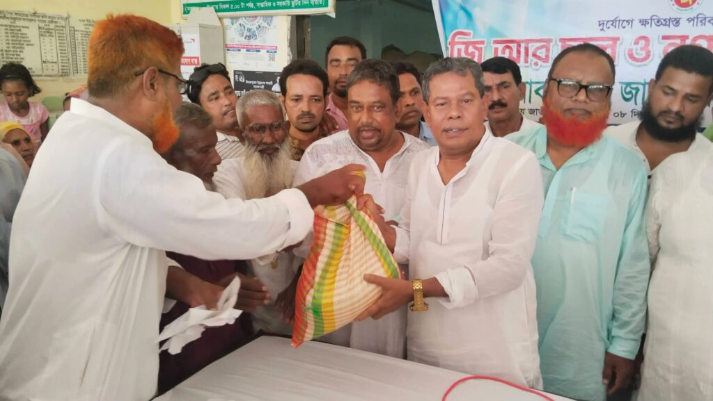 দিনাজপুরে ৮০০ দুস্থ পরিবারের মাঝে জিআর চাল ও ১৪০ জনকে নগদ অর্থ বিতরণ