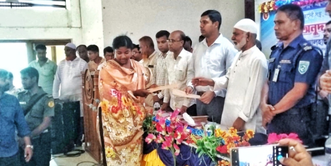 দিনাজপুরের ফুলবাড়ীতে মাদ্রাসা-প্রতিবন্ধীসহ ক্ষুদ্র নৃগোষ্ঠীর মাঝে ১কোটি ৩০লাখ টাকার আর্থিক সহায়তা প্রদান