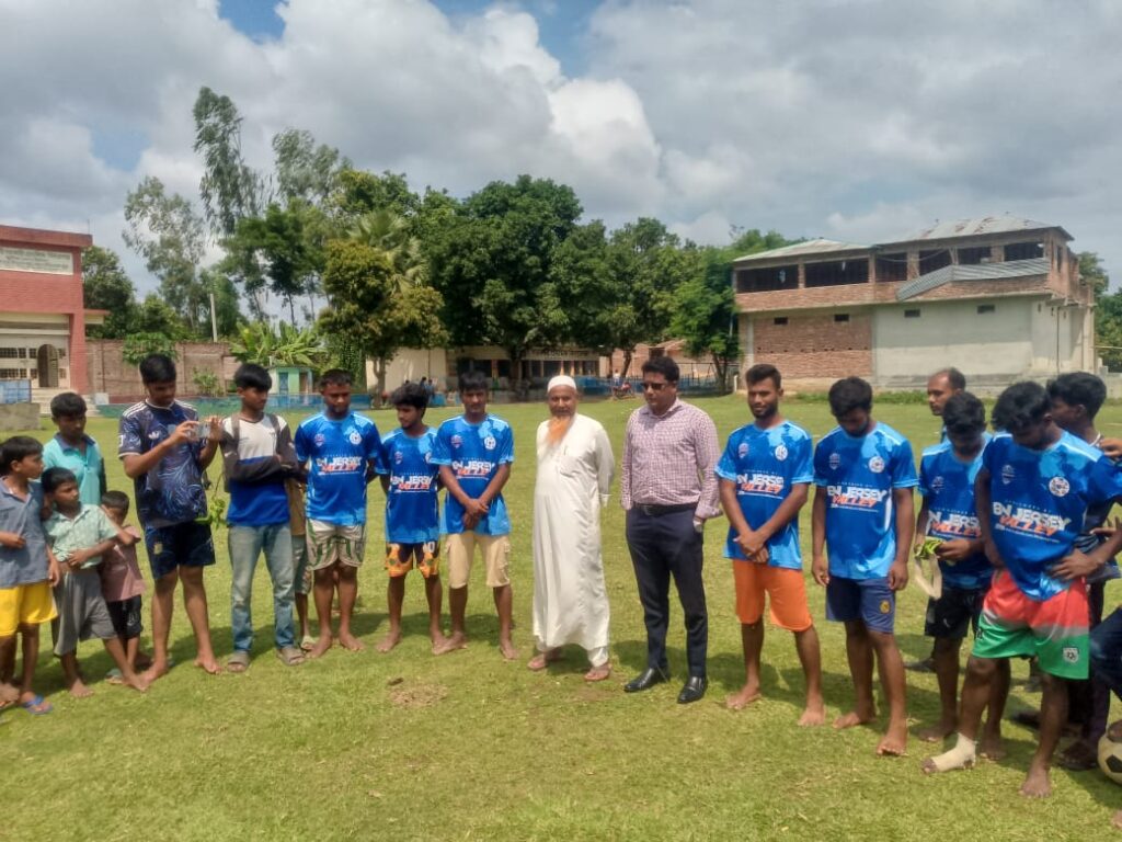 কুর্শাখালি সরকারি প্রাথমিক বিদ্যালয় মাঠে ৮টিমের ফুটবল খেলার শুভ উদ্বোধন