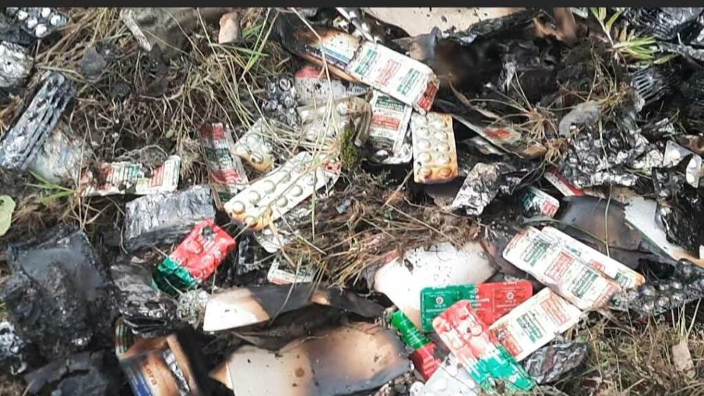 বোচাগঞ্জ উপজেলা স্বাস্থ্য কমপ্লেক্সে ঔষধ রেখেই মেয়াদ উত্তীর্ণ করার পর গোপনে পুড়িয়ে ফেলা হচ্ছে! জানেনা কেউ! ঔষধ বঞ্চিত হচ্ছে দরিদ্র মানুষ
