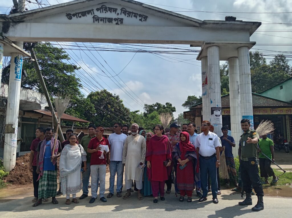 নিজ আঙিনা পরিষ্কার রাখি’ডেঙ্গু প্রতিরোধে বিরামপুরে জনসচেতনতা অভিযান