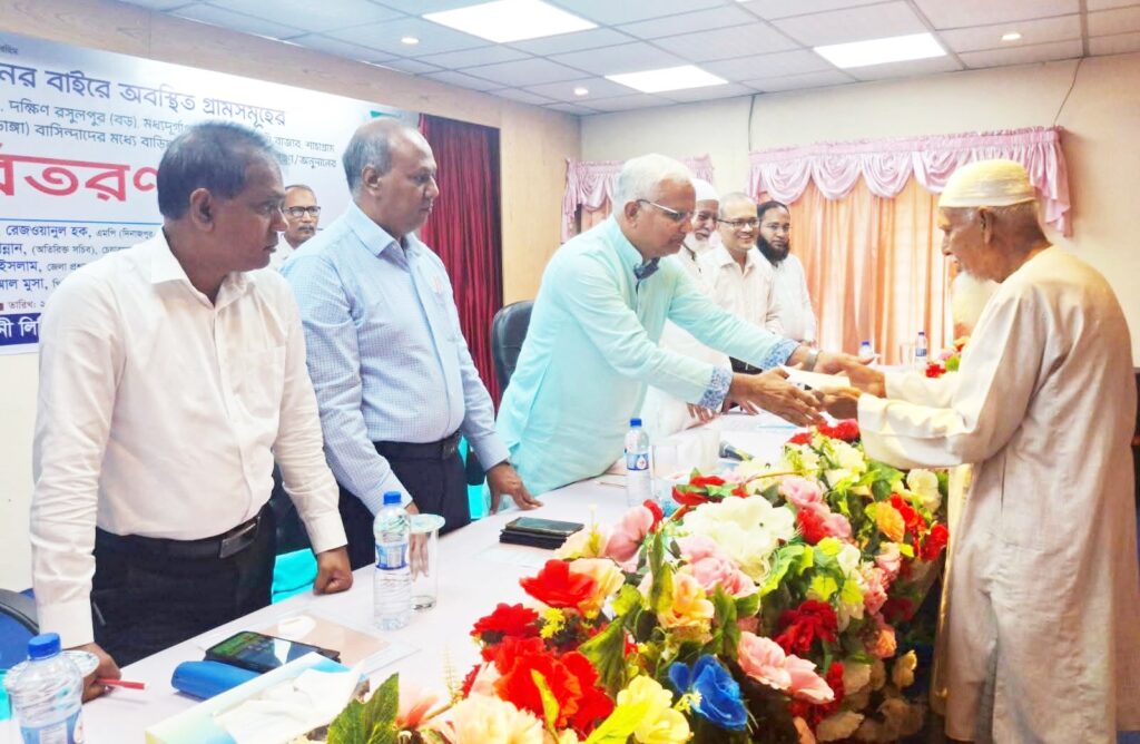 বড়পুকুরিয়া কয়লা খনির বাইরে অবস্থিত ১৩ টি গ্রাম সমূহের মাঝে অনুদানের চেক বিতরণের উদ্বোধন