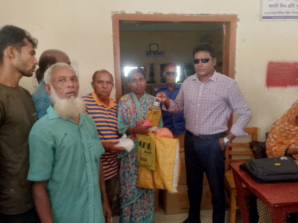 বিরামপুরের ৩নং খানপুর ইউনিয়নে নিম্ন আয়ের মানুষের মাঝে টিসিবির পণ্য বিতরণ